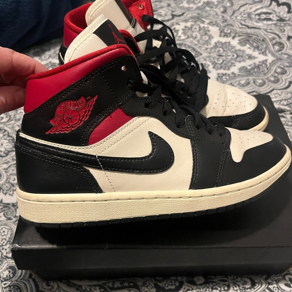 Jordan 1’s retro high top size 7y in boys which is 8.5 in women’s.